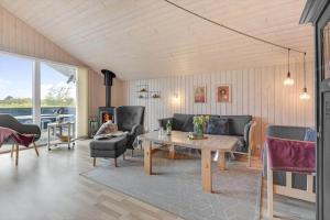 una sala de estar con una mesa y sillas en C11327-Tarm-Sortbaervej-23, en Tarm