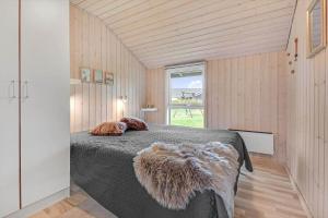 Un dormitorio con una cama con un edredón negro. en C11327-Tarm-Sortbaervej-23, en Tarm