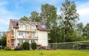 Κήπος έξω από το Nice Apartment In Jastrzebia Gora With Sauna