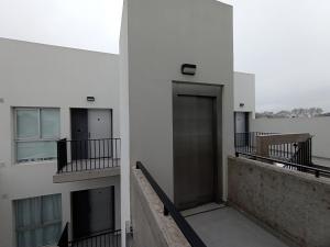 ein Gebäude mit einer Tür an der Seite in der Unterkunft DeptoBorgesJunin in Junín