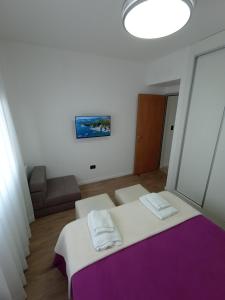 ein Schlafzimmer mit einem Bett, auf dem zwei Handtücher liegen in der Unterkunft DeptoBorgesJunin in Junín