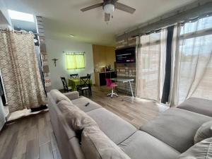 a living room with a couch and a dining room at Acogedor Departamento en SLP in San Luis Potosí
