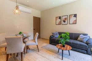 Khu vực ghế ngồi tại Centric Apt Rooftop Oceanview & Jacuzzi