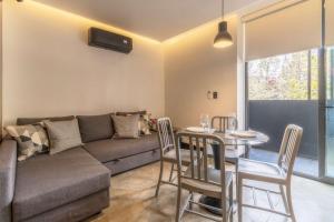 Posezení v ubytování Zielo L101 New Building Studio Apt with AC Rooftop