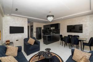 Μια τηλεόραση ή/και κέντρο ψυχαγωγίας στο Superbe Appart 3 pièces Moderne, Confort avec vue panoramique sur Marrakech plein centre à 7 min a pied de Gueliz