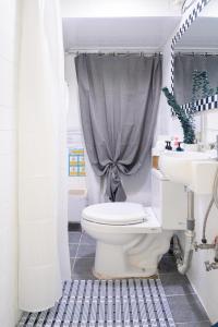 a bathroom with a toilet and a sink at 스타폴스테이 in Seoul