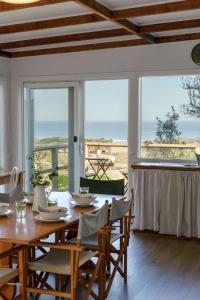 een eetkamer met een tafel en uitzicht op de oceaan bij Cleversley Cottage - Ocean Views Pets Golf in Flinders