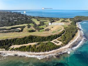 een luchtzicht op een golfbaan op de oceaan bij Cleversley Cottage - Ocean Views Pets Golf in Flinders