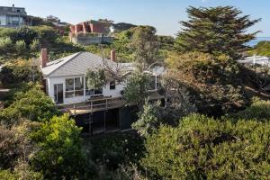 een luchtzicht op een wit huis op een heuvel bij Cleversley Cottage - Ocean Views Pets Golf in Flinders +29 foto's