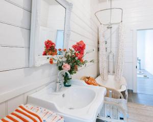 雷德山The Sunday School - Timeless Cottage Wine Region的浴室里有洗手池和镜子 更多49张照片