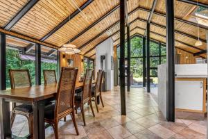 海默特C11249-Hemmet-Raevekrogen-88的配有木桌椅的餐厅