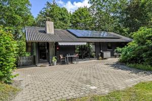 海默特C11249-Hemmet-Raevekrogen-88的一座带太阳能屋顶和庭院的房子