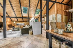 海默特C11249-Hemmet-Raevekrogen-88的谷仓里的厨房和客厅，有木制天花板