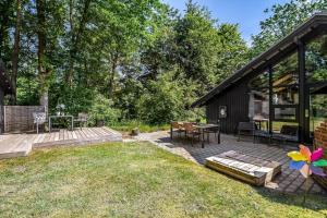 海默特C11249-Hemmet-Raevekrogen-88的后院设有木甲板和桌子 更多28张照片