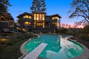 una grande casa con una piscina di fronte di KBM Resorts Long Term Lease 4 Bed3 Bath Luxury Home Pool BBQ Fitness Center LDD-32 a Orinda