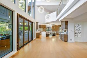 una cucina a pianta aperta e un soggiorno con ampie finestre di KBM Resorts Long Term Lease 4 Bed3 Bath Luxury Home Pool BBQ Fitness Center LDD-32 a Orinda