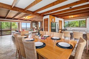 Un comedor con mesa y sillas de madera. en Bayview Retro - Garden Patio Games Beach, en Mount Martha