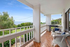 un balcón con vista al mar en Bayview Retro - Garden Patio Games Beach, en Mount Martha 26 fotos más