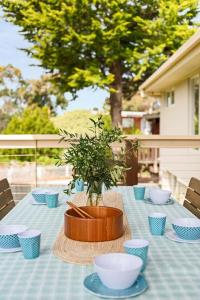 una mesa con una maceta encima en The Beach Getaway - Spa Table Tennis Soccer, en Safety Beach