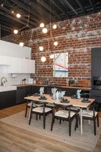 Fotografie z fotogalerie ubytování The Black Pearl - A Gorgeous Industrial-Style 4BR Home v destinaci Springfield