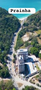 eine Luftaufnahme eines Gebäudes neben einer Straße in der Unterkunft Prainha Sand Beach Arraial do Cabo in Arraial do Cabo