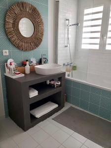 Un baño con lavabo, bañera y espejo. en Villa MourAmour, en Saint-Leu 13 fotos más