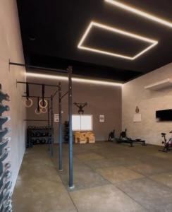 ein leerer Raum mit einem Fitnessstudio mit einer Decke in der Unterkunft Prainha Sand Beach Arraial do Cabo in Arraial do Cabo
