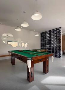 eine Tischtennisplatte in einem Zimmer mit Pool in der Unterkunft Prainha Sand Beach Arraial do Cabo in Arraial do Cabo + 13 Fotos