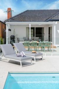 Bazén v ubytování Seaspray Cottage - Heated Pool Beach nebo v jeho okolí