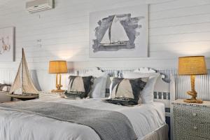 Katil atau katil-katil dalam bilik di Seahouse Studio - Private Beach Access Pets