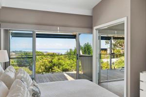 Ένα ή περισσότερα κρεβάτια σε δωμάτιο στο Bayview Luxury - Main St & Beach Cosy Fireplace