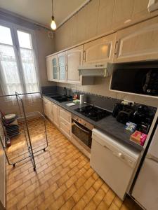 Η κουζίνα ή μικρή κουζίνα στο Appartement F2 bien équipé et proche de la gare et de Paris par train