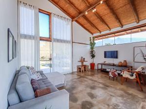 a living room with a couch and a tv at Recanto Nhá Chica in Lavrinhas