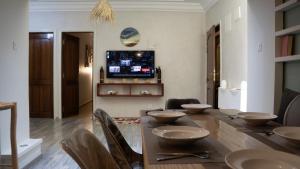 Una televisión o centro de entretenimiento en Yaqcha Home