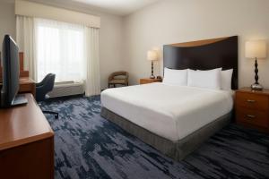 Μια τηλεόραση ή/και κέντρο ψυχαγωγίας στο Fairfield Inn & Suites Santa Maria