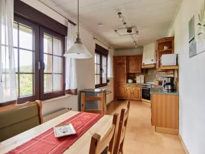 a kitchen with a table and chairs in a room at Haus Freigeist - Friedrichssuite in Neinstedt