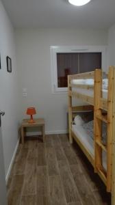 Katil dua tingkat atau katil-katil dua tingkat dalam bilik di Gîte Familial et Rural