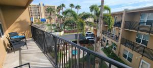 - un balcon dans un immeuble avec des palmiers dans l'établissement Surfside I #303 condo, à South Padre Island