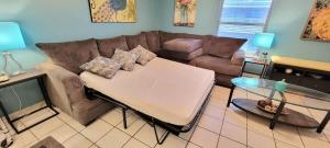 una sala de estar con un sofá y una mesa en Habitat #23 home, en South Padre Island 67 fotos más