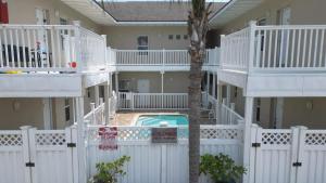 ariaal uitzicht op een gebouw met een zwembad bij Los Cabos I #3 condo in South Padre Island +91 foto's