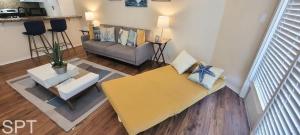 Ruang duduk di Gulfpoint 1302 condo