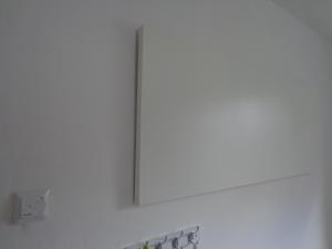 una pared blanca con un espejo encima de un lavabo en Ferienhaus van Wijk, en Obergude