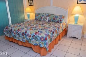 サウス・パドレ・アイランドにあるCaribbean Vibes House homeのベッド1台(ナイトスタンド2台、ランプ2つ付)