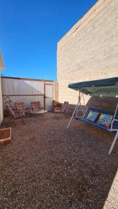 un patio con sillas y una sombrilla verde en Cabañas Anka, en San Pedro de Atacama 20 fotos más