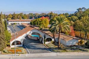 圣何塞Super 8 by Wyndham San Jose Airport的棕榈树建筑的顶部景色