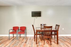 mesa de comedor y sillas con TV en la pared en On-Site Hiking and ATV Trails Briceville Studio, en Briceville