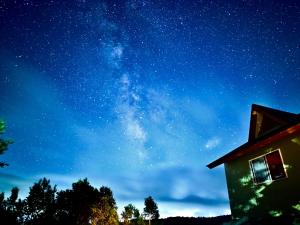 a night view of the milky way over a house at Guesthouse HOALOHA 4 SEASONS in Chino