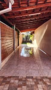 un couloir vide d'un bâtiment avec un mur en briques dans l'établissement Casa Estilosa, à Casa Branca
