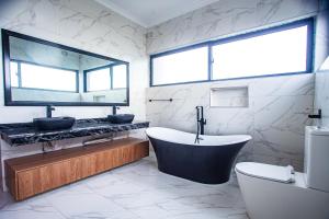 Φωτογραφία από το άλμπουμ του Secret Oasis σε Lusaka