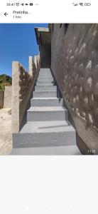 a stairway leading up to a stone wall at meu lar doce lar no paraíso in Alto Paraíso de Goiás